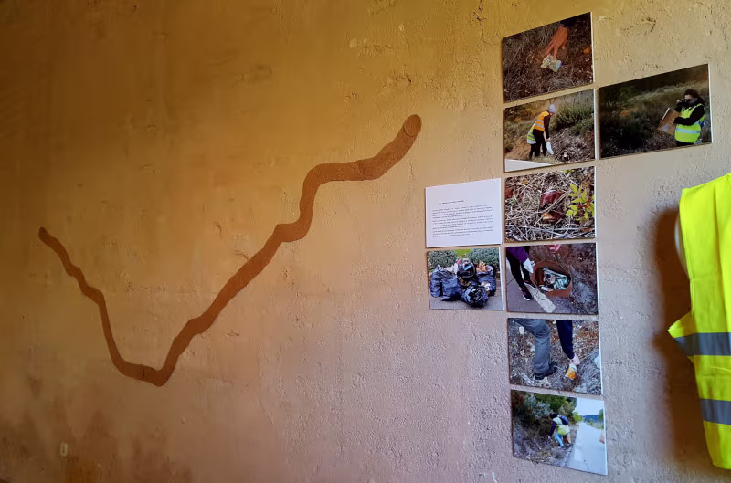 Galería de fotografías junto a la línea de una ruta