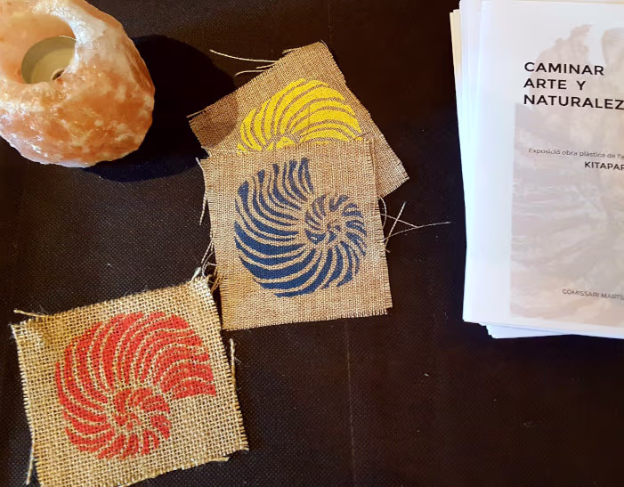 Mesa con estampados en tela y trípticos