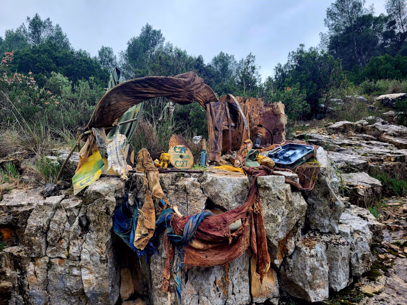 Obra expuesta al aire libre hecha con basura recuperada