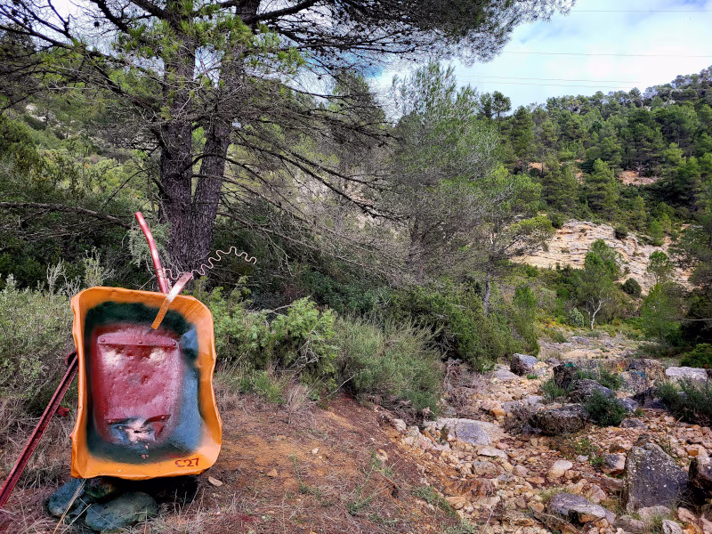 Obra expuesta al aire libre hecha con basura recuperada
