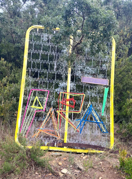 Obra expuesta al aire libre hecha con basura recuperada