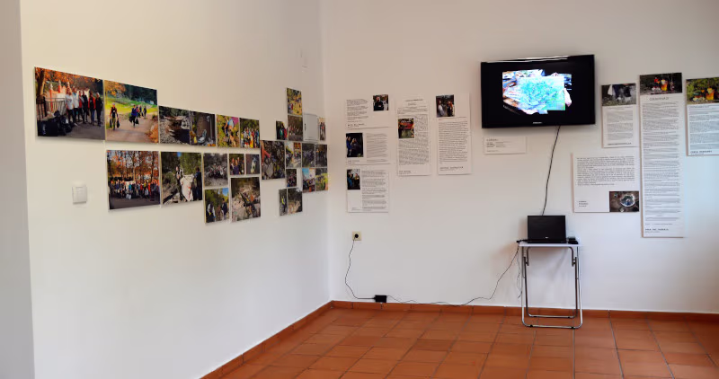 Sala de exposición con fotografías de las obras al aire libre