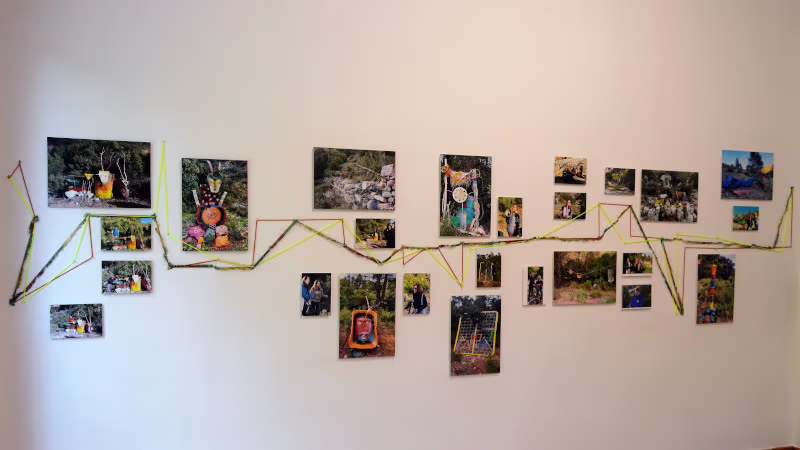 Sala de exposición con fotografías de las obras al aire libre