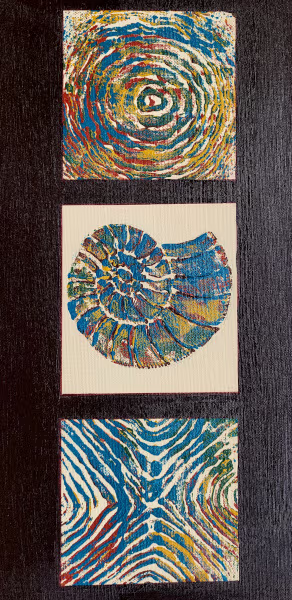 Cuadro con tres cuadrados en vertical con pinturas diferentes