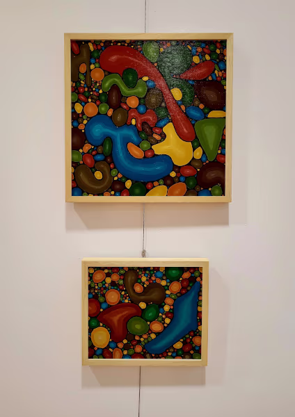 Dos cuadros con pinturas abstractas