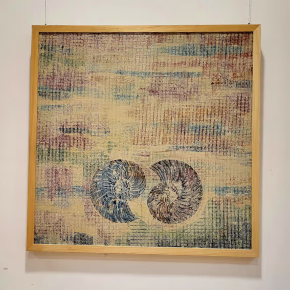 Cuadro abstracto de gran tamaño con dos amonites más pequeños