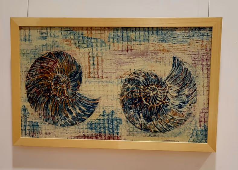 Cuadro abstracto de pequeño tamaño con dos amonites grandes