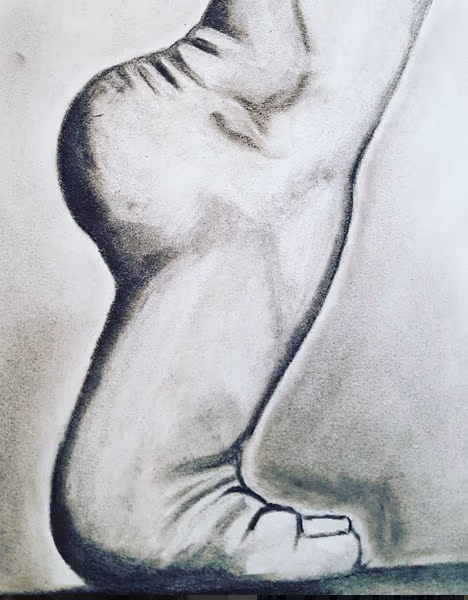 Foto del dibujo al carboncillo de un pie flexionado