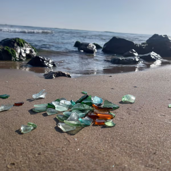 Foto de cristales de colores en la orilla del mar