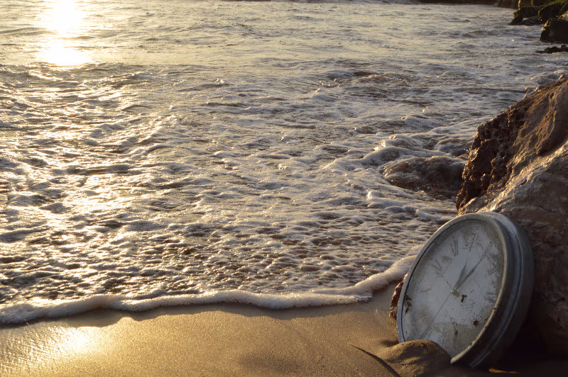 Foto de un reloj en la orilla de la playa