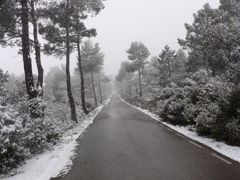 Foto de carretera de montaña nevada