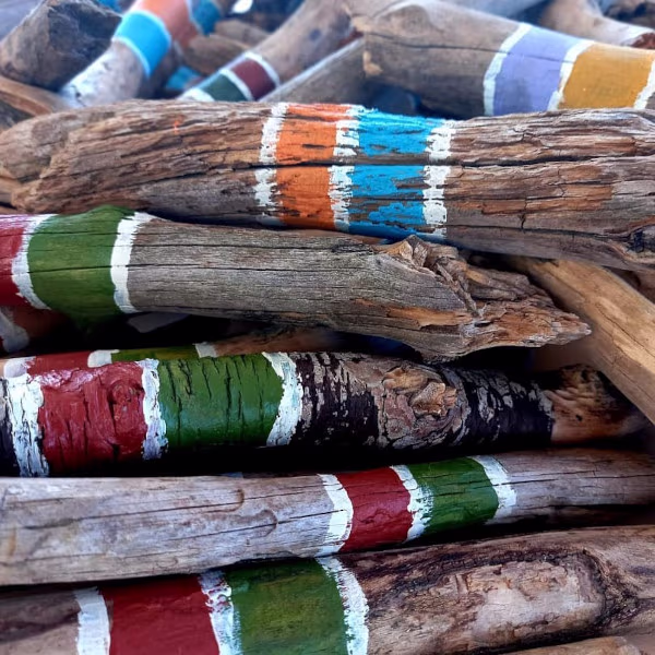 Foto de palos de leña pintados