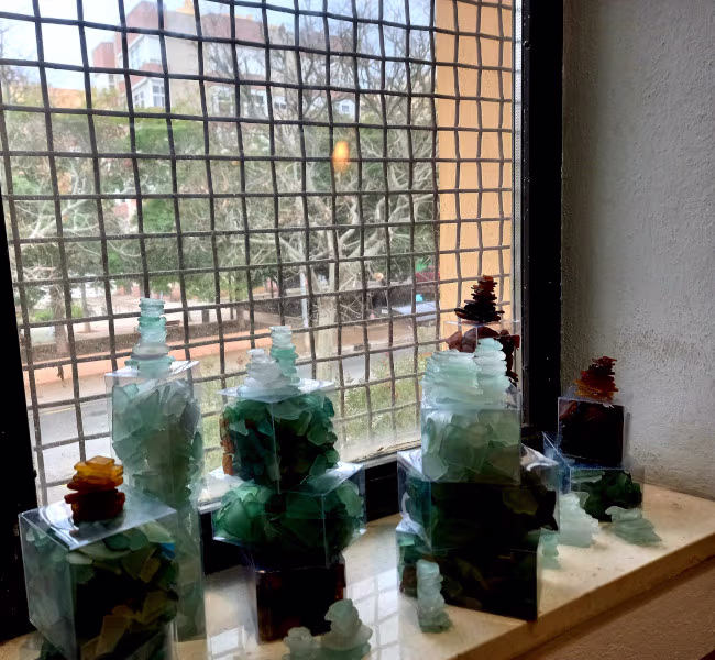 Foto de cristales de colores apilados