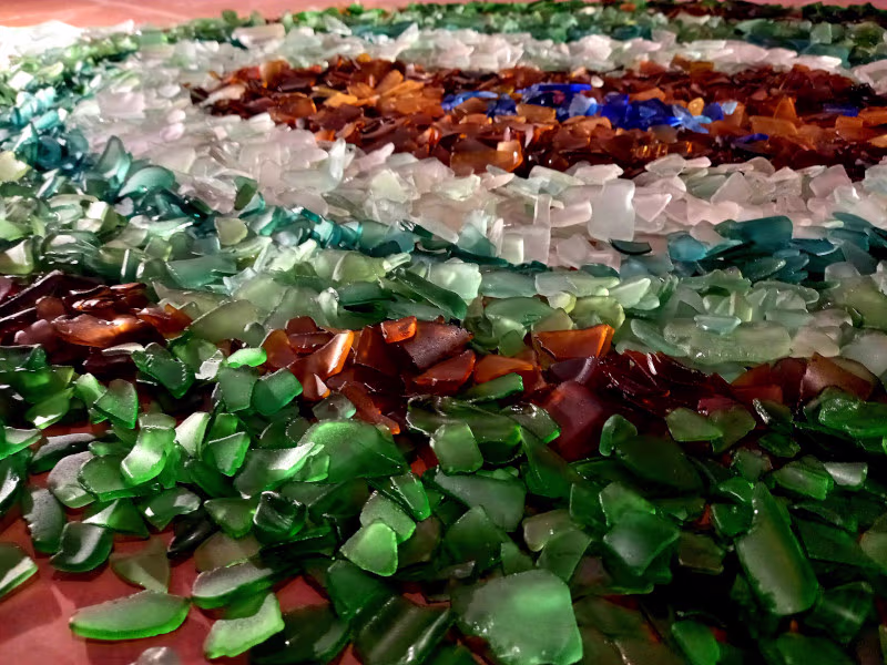 Foto de cristales de colores amontonados formando círculos