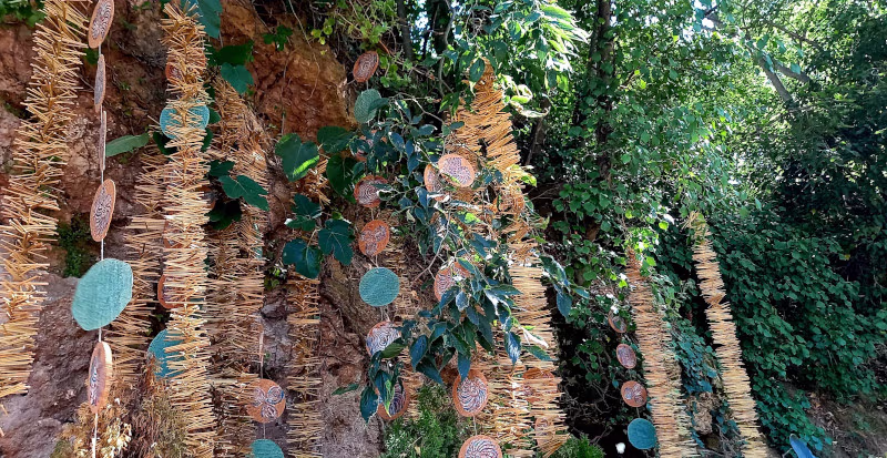 Foto de instalación al aire libre mezclada con la vegetación