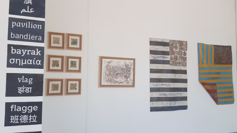 Foto con carteles en diferentes idiomas y cuadros abstractos
