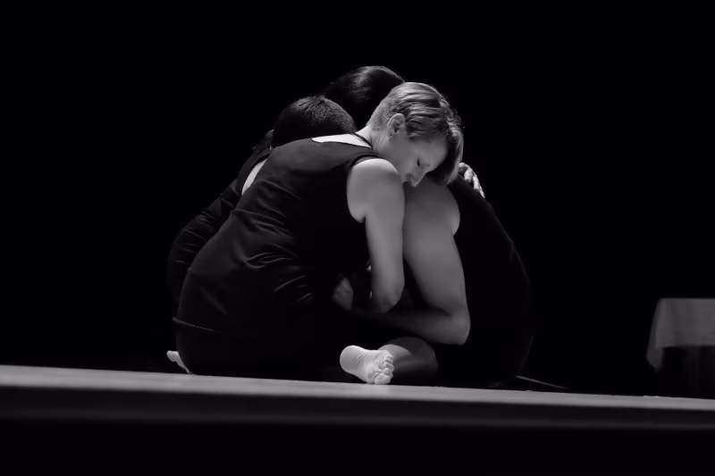 Foto de performance con personas abrazadas