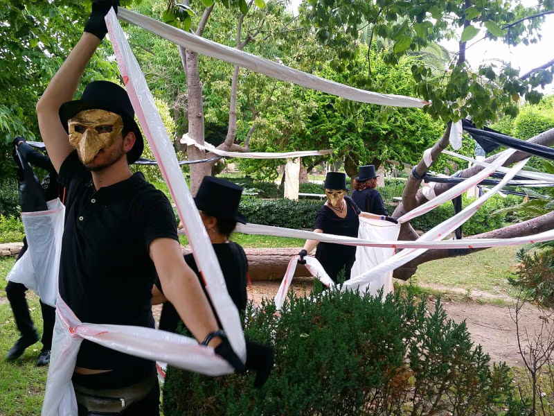Foto de performance con personas en un parque