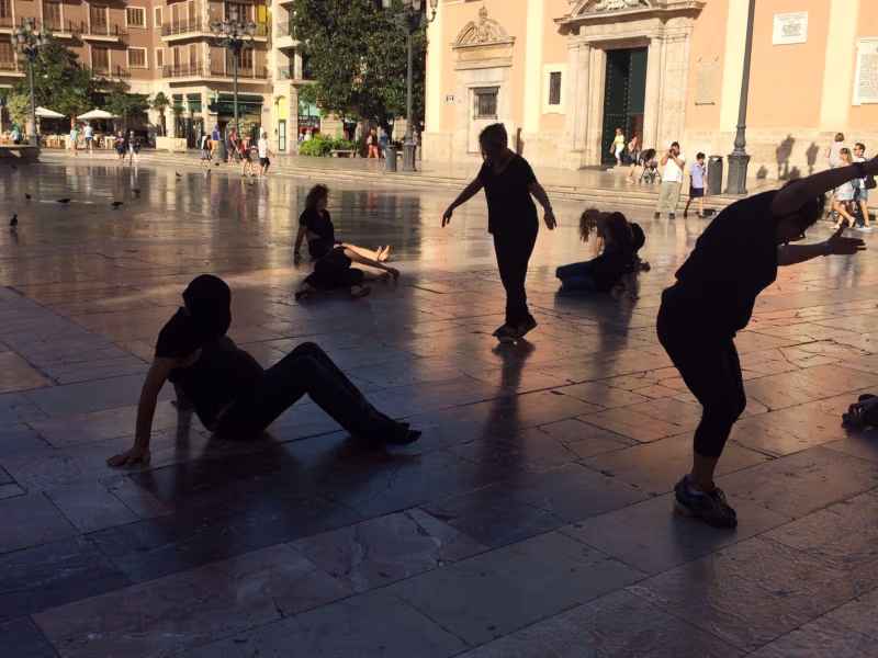 Foto de performance con personas en una plaza