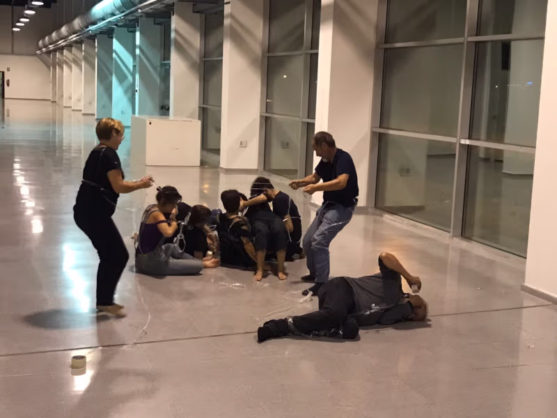 Foto de performance con personas por los pasillos de la universidad