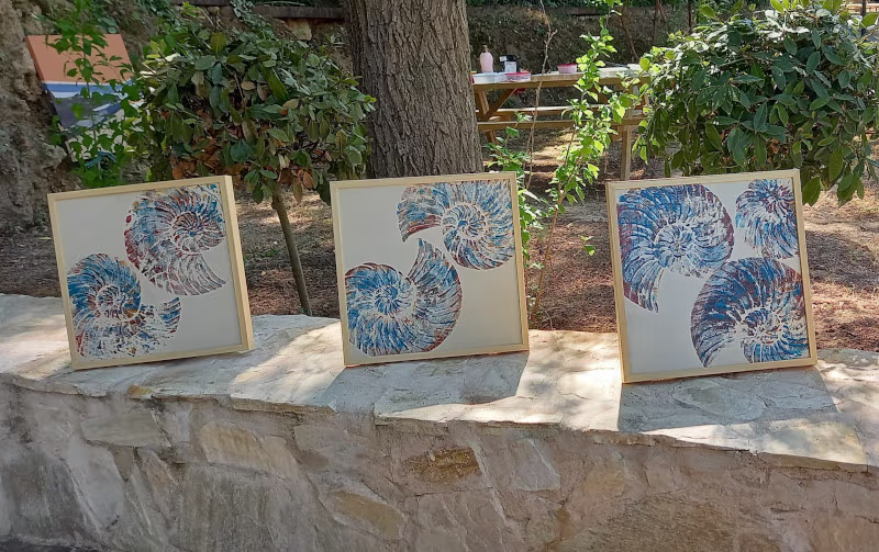 Foto en un parque de tres cuadros pintados con caracolas
